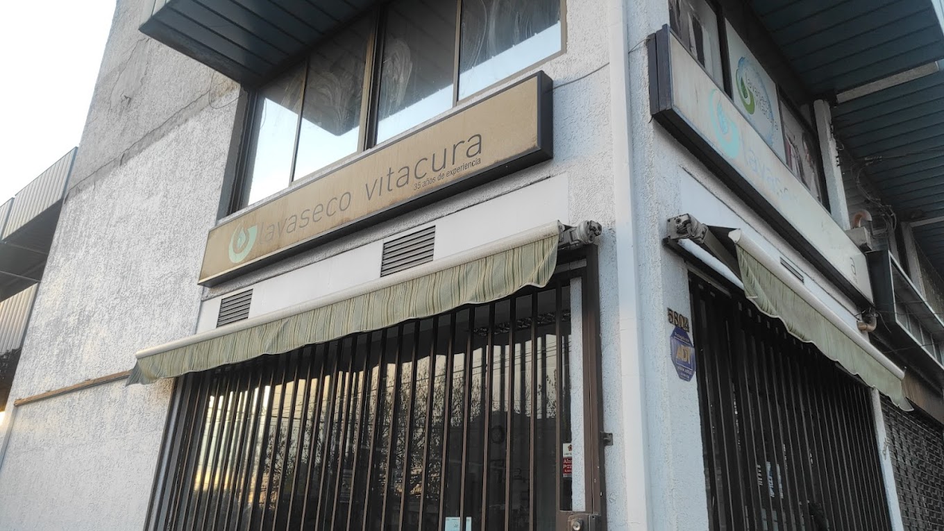 Personal de Lavaseco Vitacura atendiendo pedidos y entregas