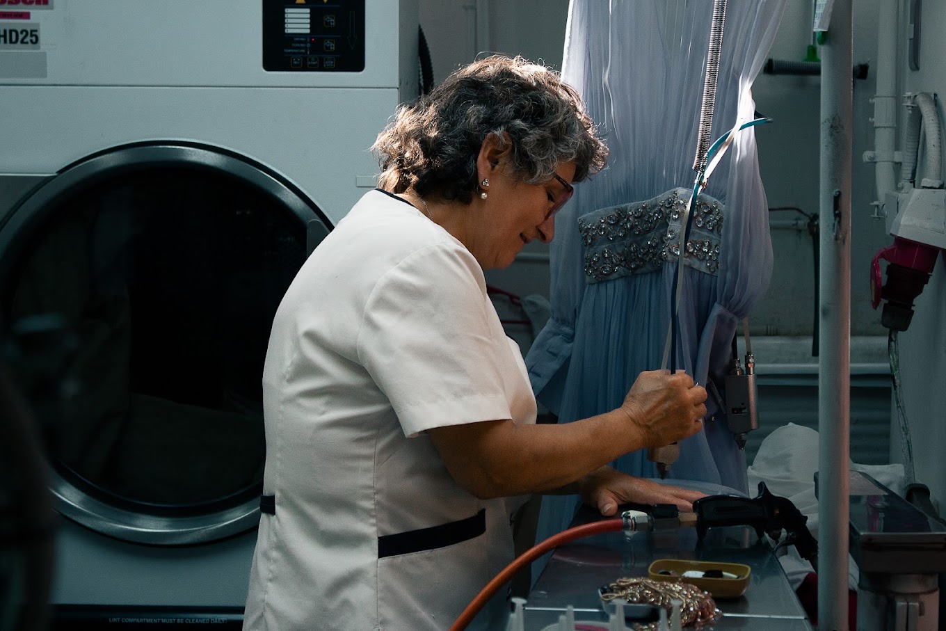 Control de calidad final y doblado meticuloso de camisas y ropa limpia
